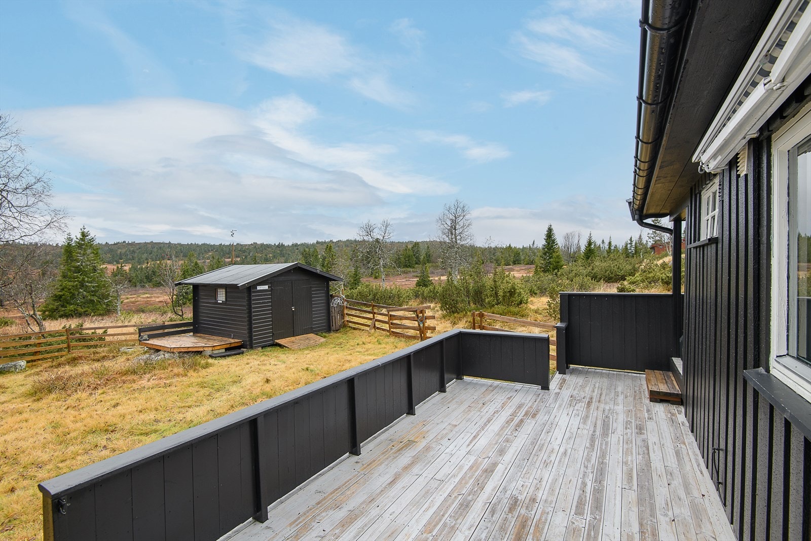 Her kan du nyte sola i fred og ro, skjermet for direkte innsyn. Galleribilde