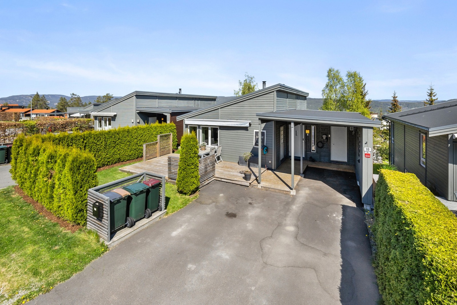 Boligen går over to plan og har romslige uteområder rundt huset. Galleribilde