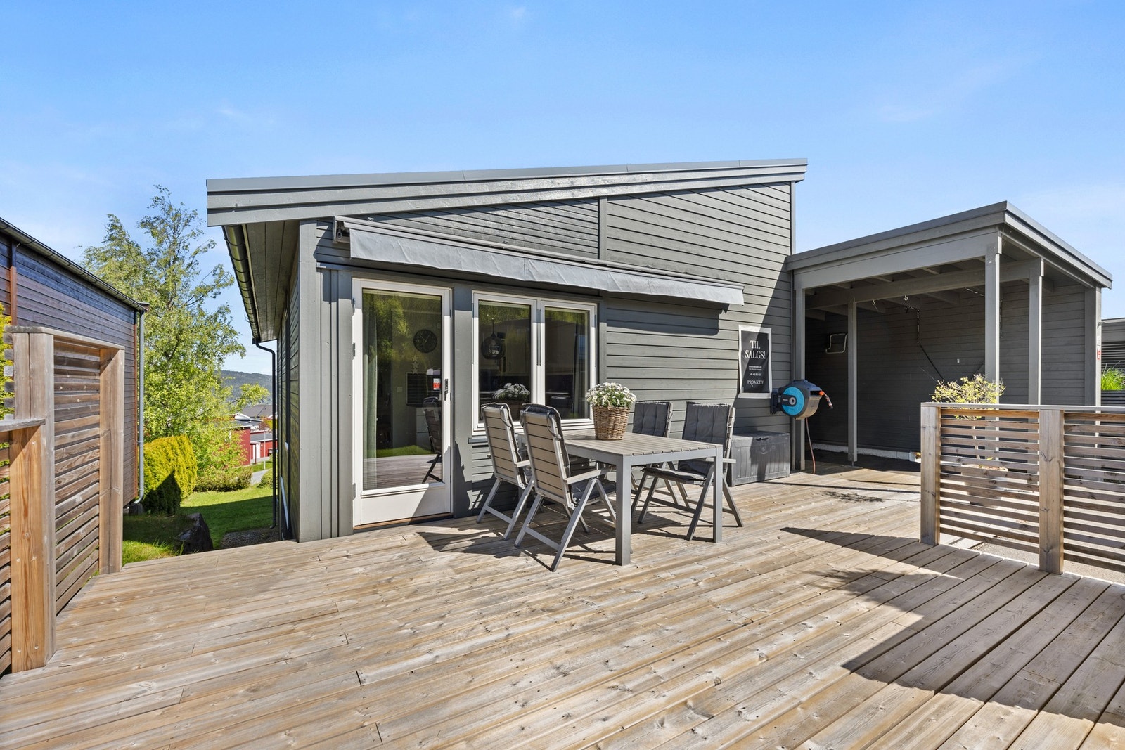 Sydvestvendt terrasse på fremsiden av huset med gode solforhold! Galleribilde