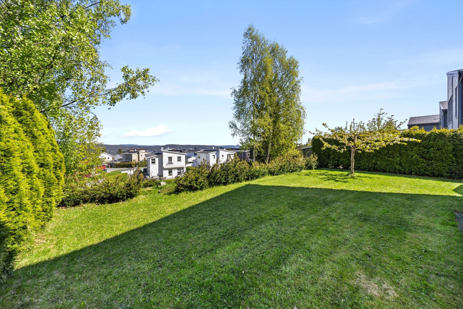 Frodig hage med plass til lek og rekreasjon. Galleribilde