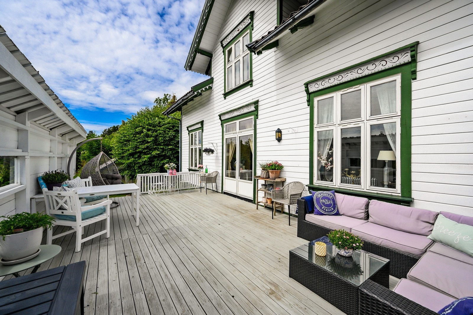 Flere terrasser og sitteplasser gir perfekte muligheter for å følge solen gjennom dagen eller samle venner rundt utepeisen på sene kvelder. Galleribilde