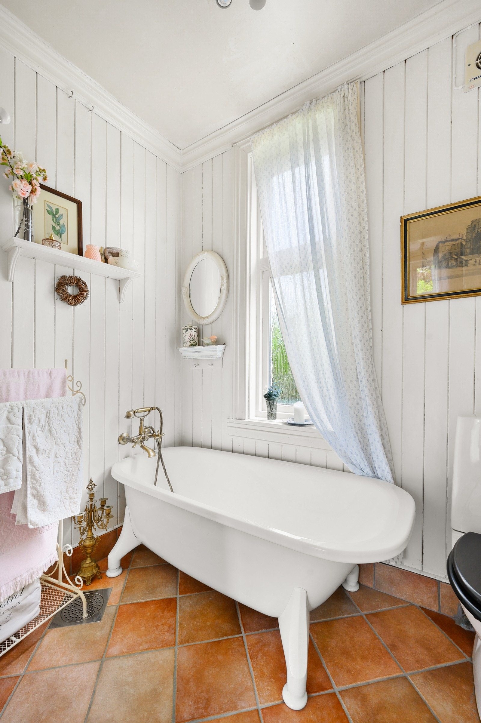 Eget rom (bad) med badekar og toalett Galleribilde
