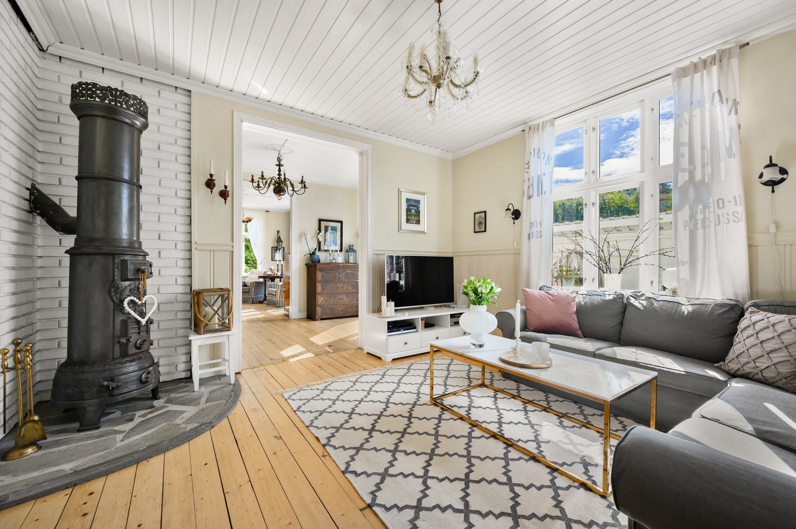 Det er i stuene pene eldre vedovner som kler huset særs godt Galleribilde