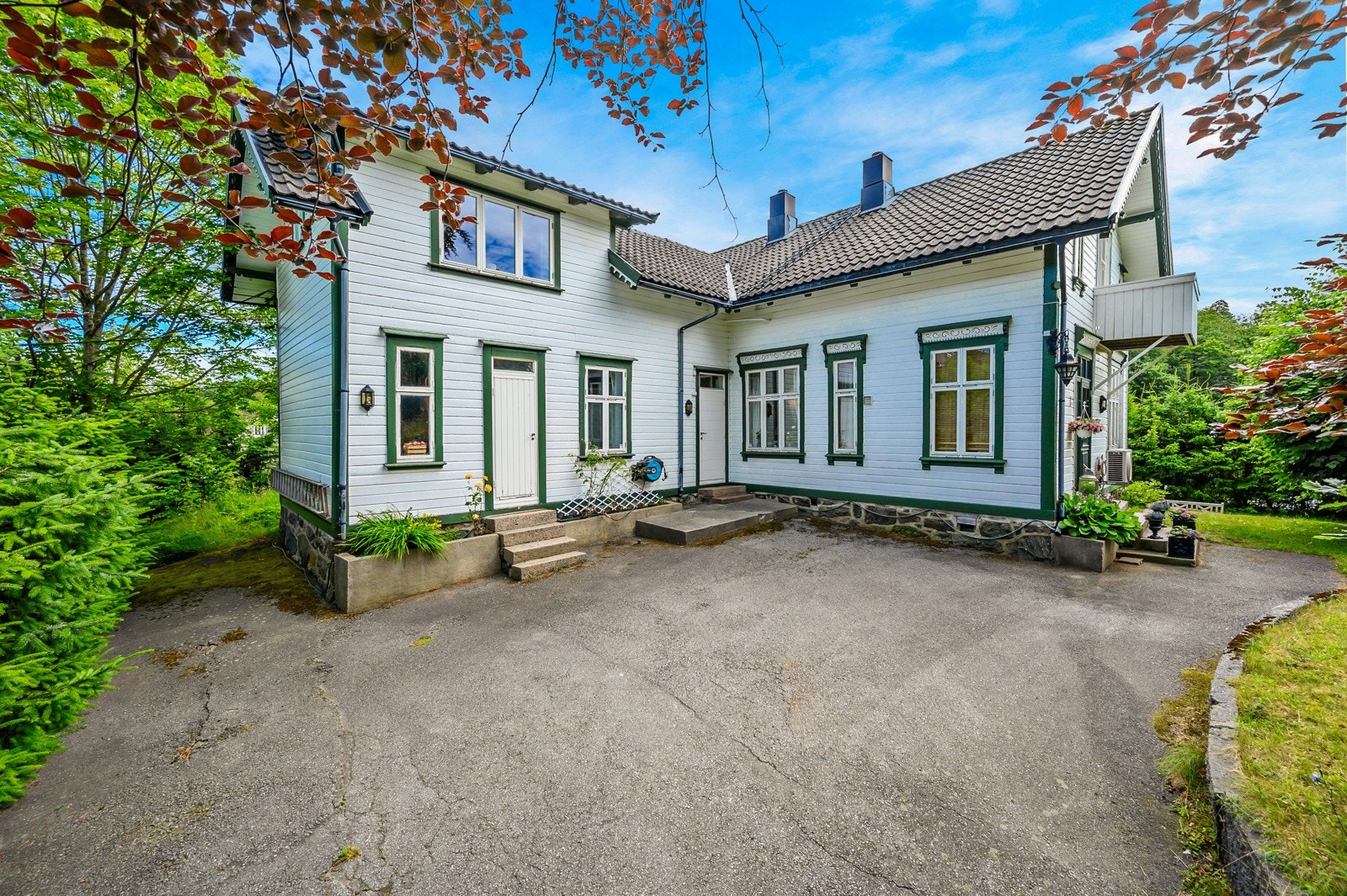 Den store, solrike tomten er en fredelig oase som innbyr til både rolige stunder og aktive dager utendørs. Galleribilde