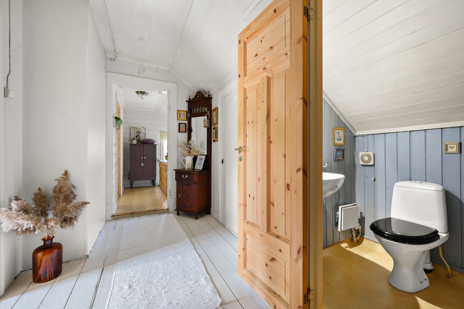 Fra denne gangen har man tilgang til alle soverom, toalettrom og trappegang Galleribilde
