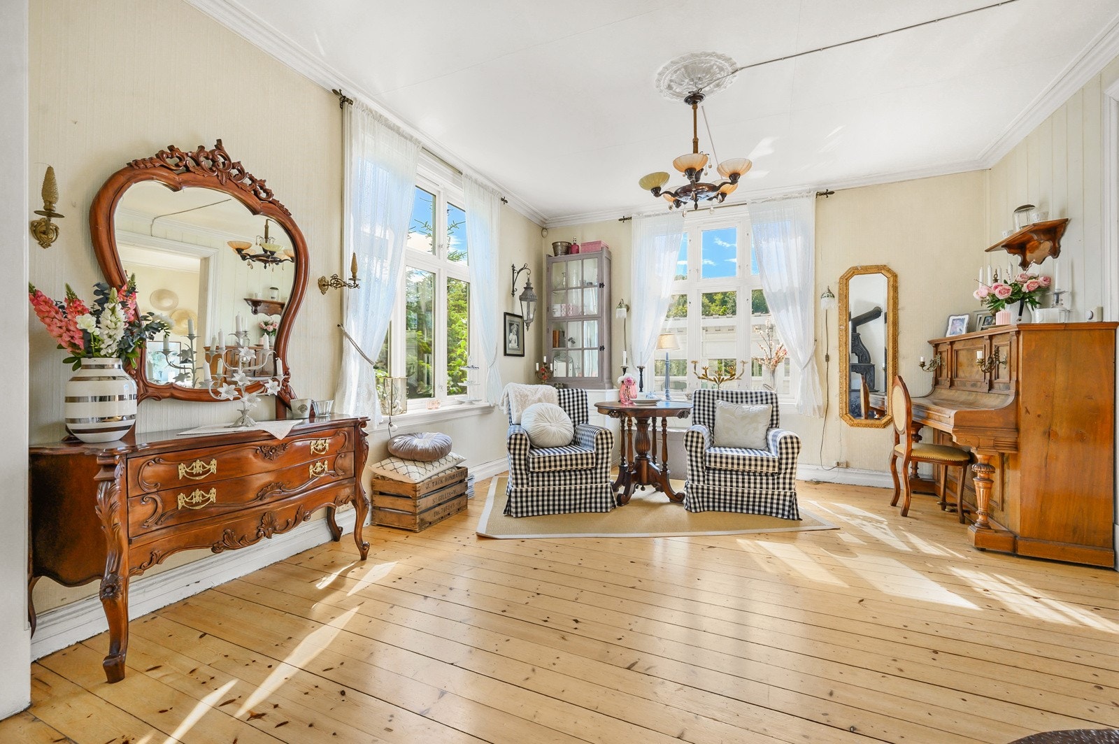 De originale tregulvene, sammen med takets originale rosetter, gir stuen en klassisk eleganse. Galleribilde