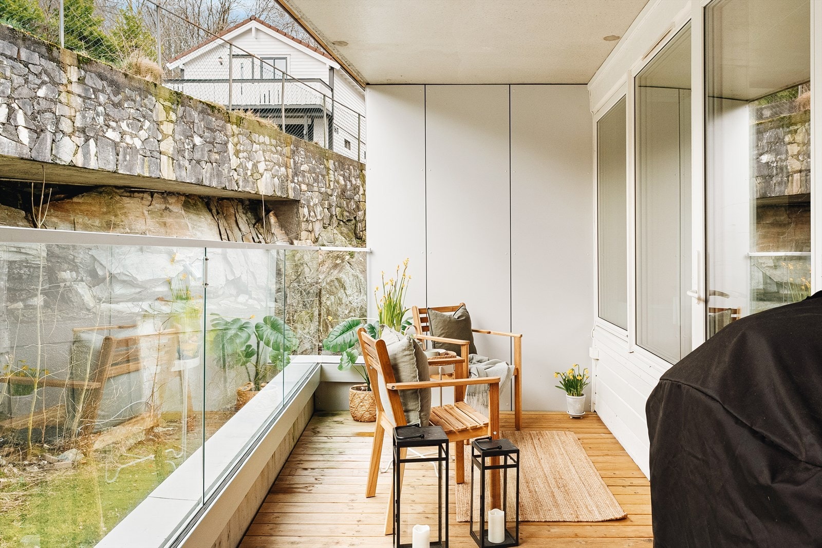 Usjenert balkong, som også gjør at stue/kjøkkenet ligger skjermet til. Galleribilde