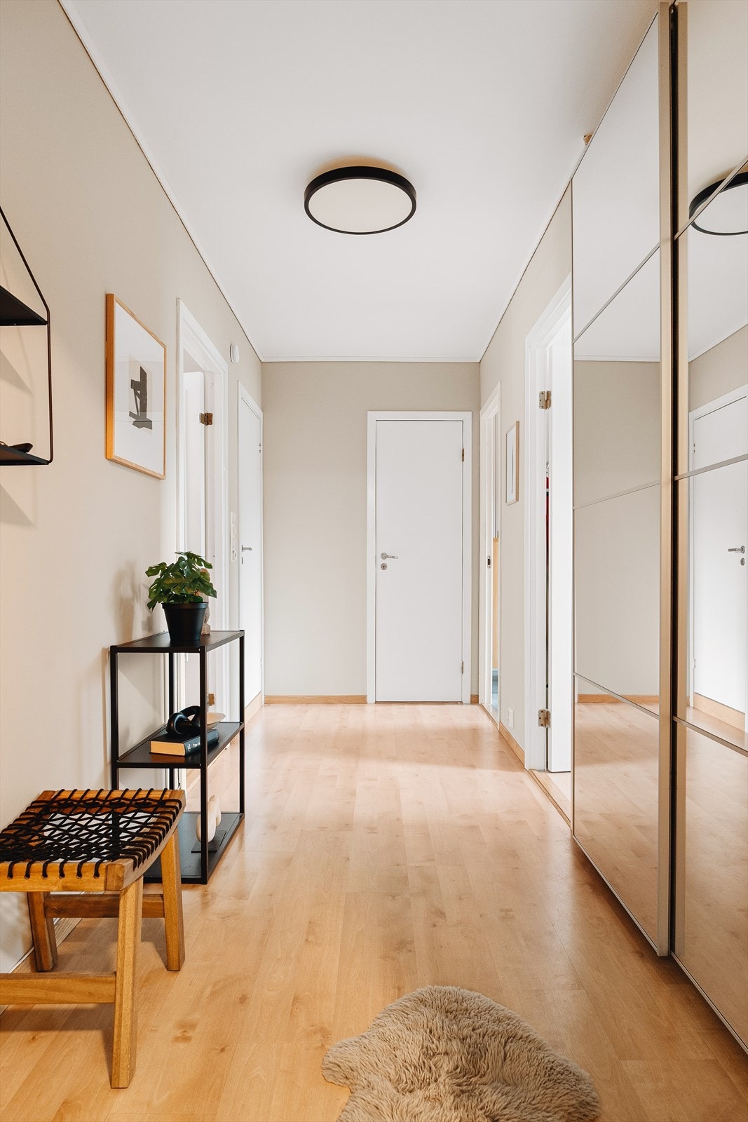 Fra gangen har du direkte adkomst til Soverom 1 & 2, Bad, Toalettrom og stue/kjøkken. Galleribilde