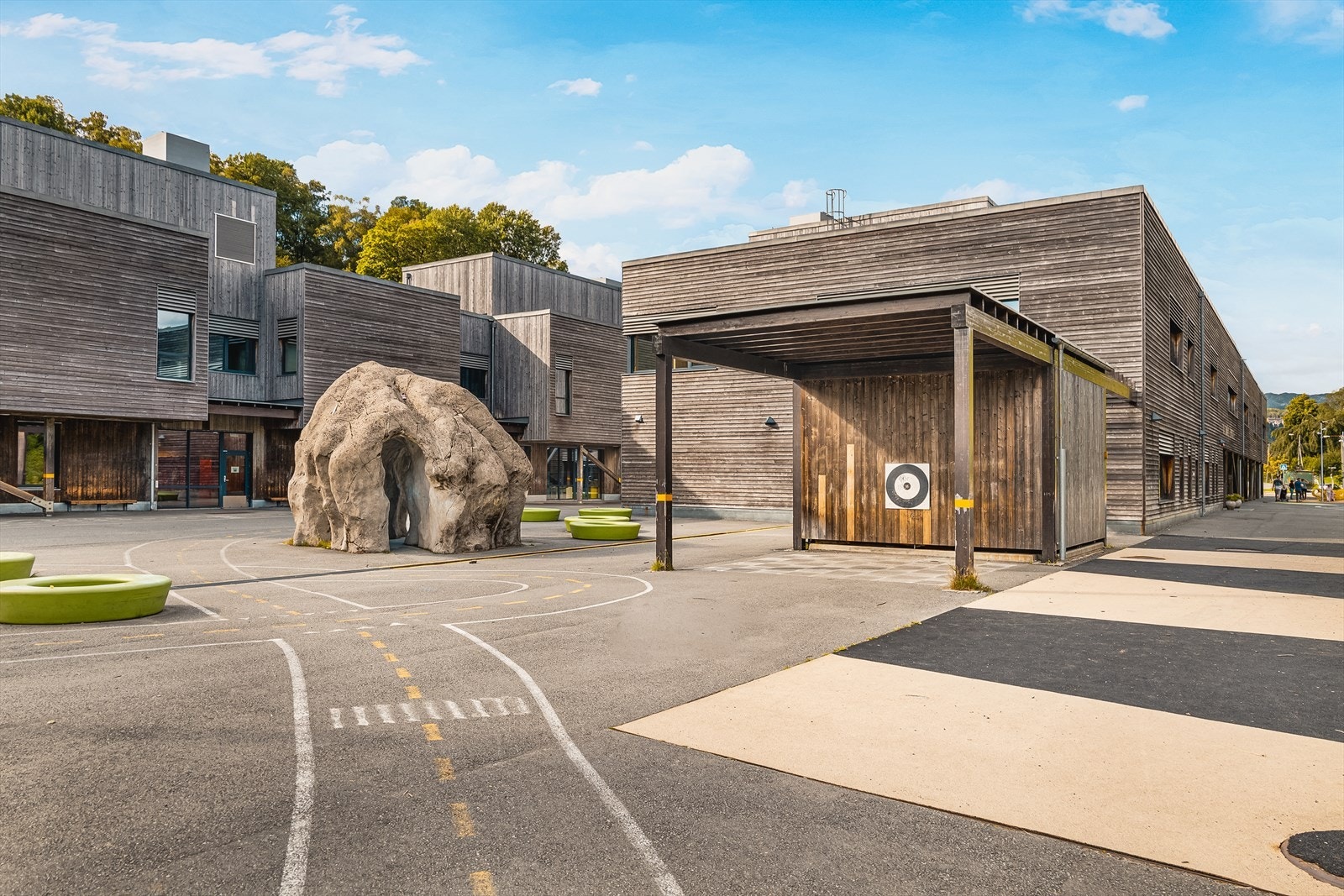 Leiligheten ligger rett ved populære Ulsmåg Skole Galleribilde