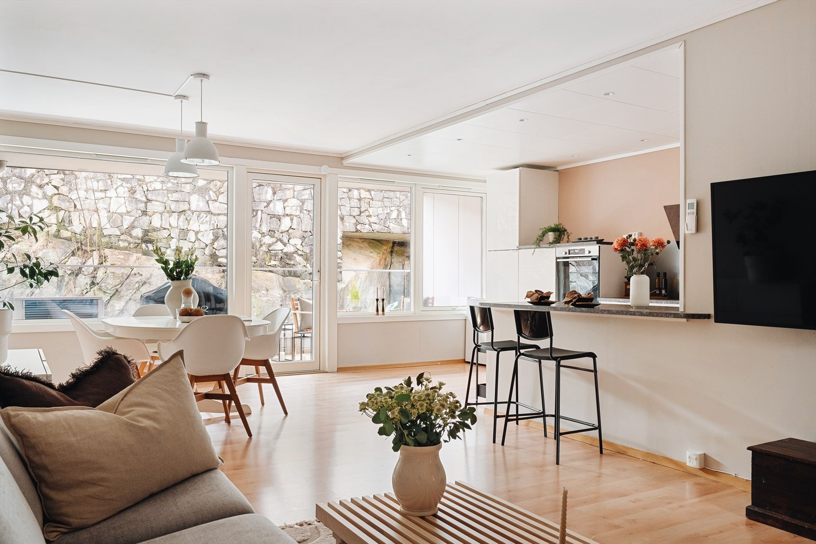 Lys, luftig og enkel stue å innrede etter ønske/behov. Galleribilde