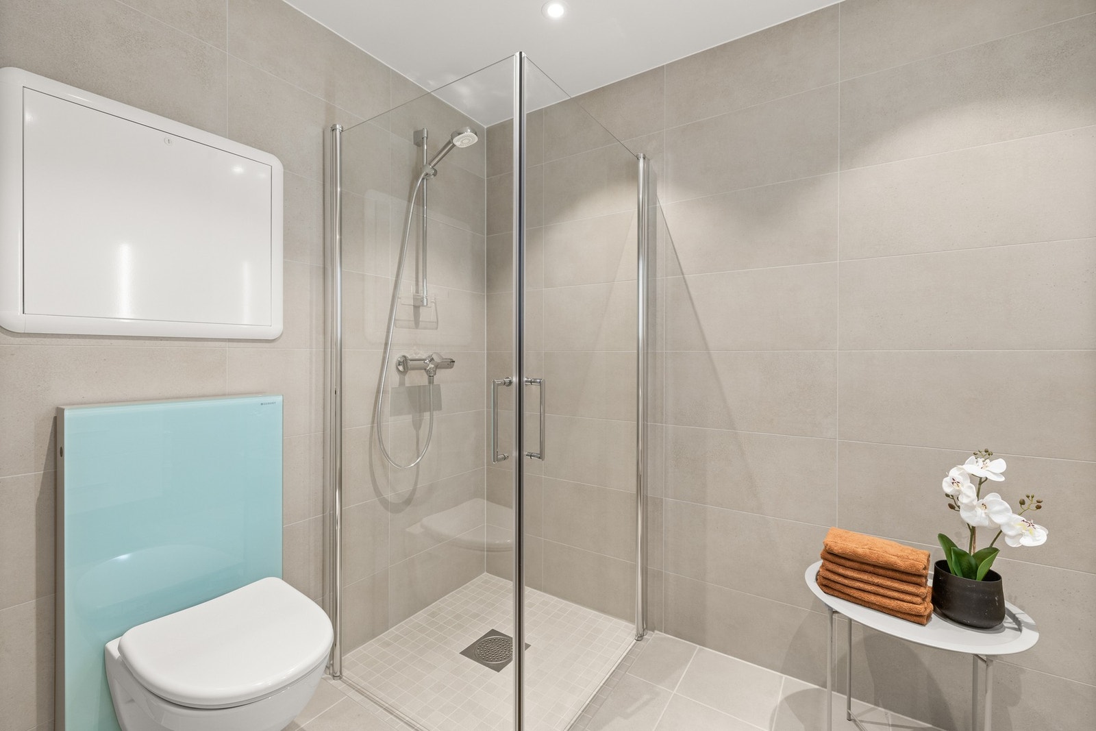 Bad/vaskerom med moderne detaljer Galleribilde