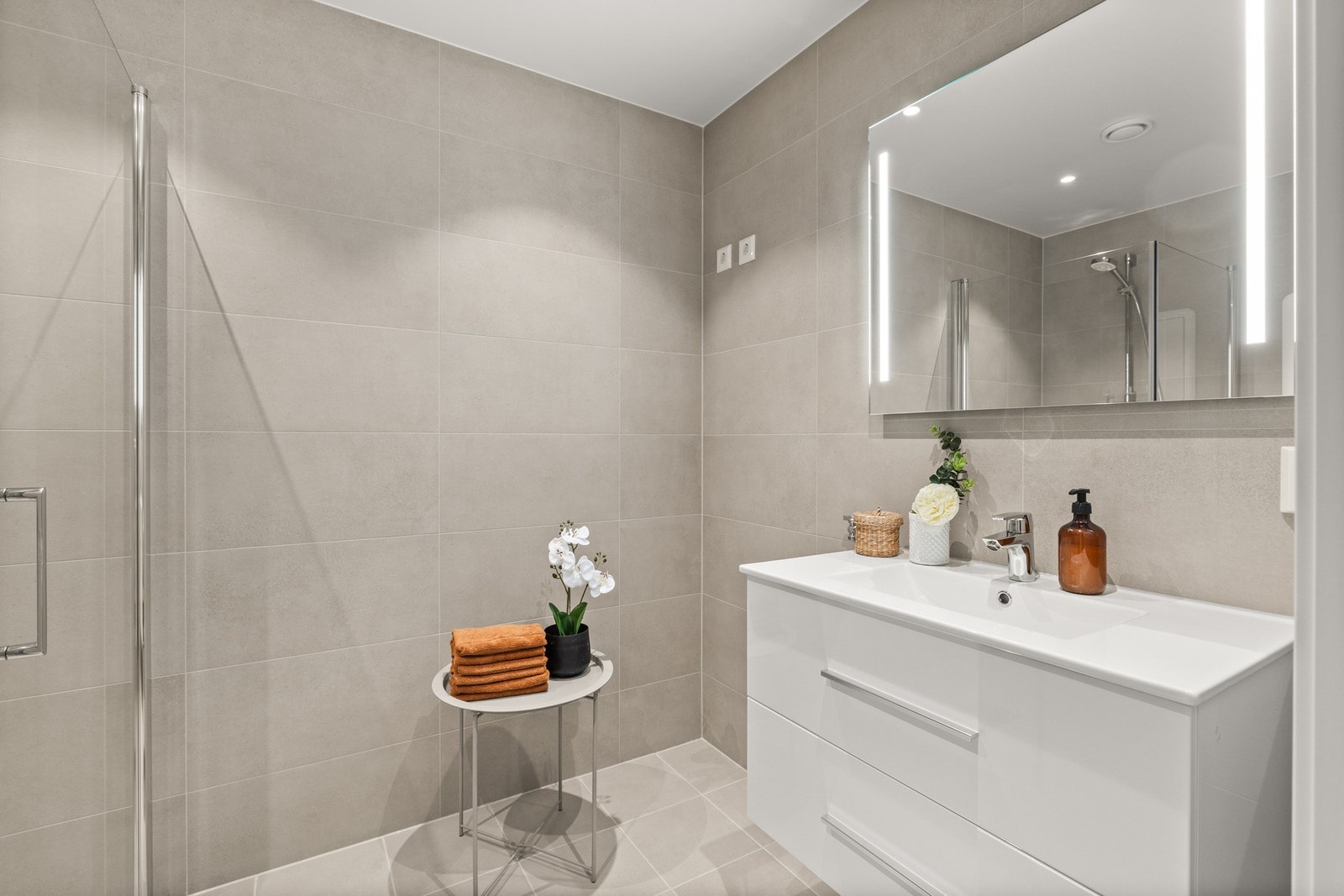 Bad/vaskerom - Flislagt på gulv og vegger Galleribilde