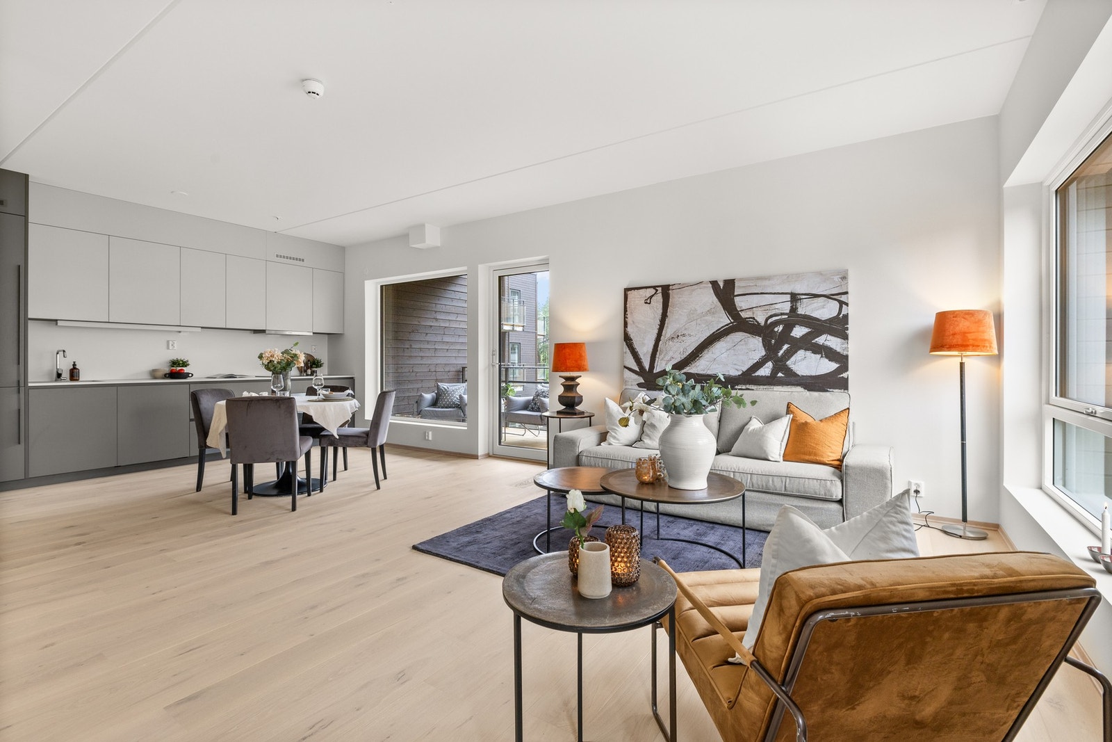 Stuen med åpen løsning mot kjøkkenet Galleribilde