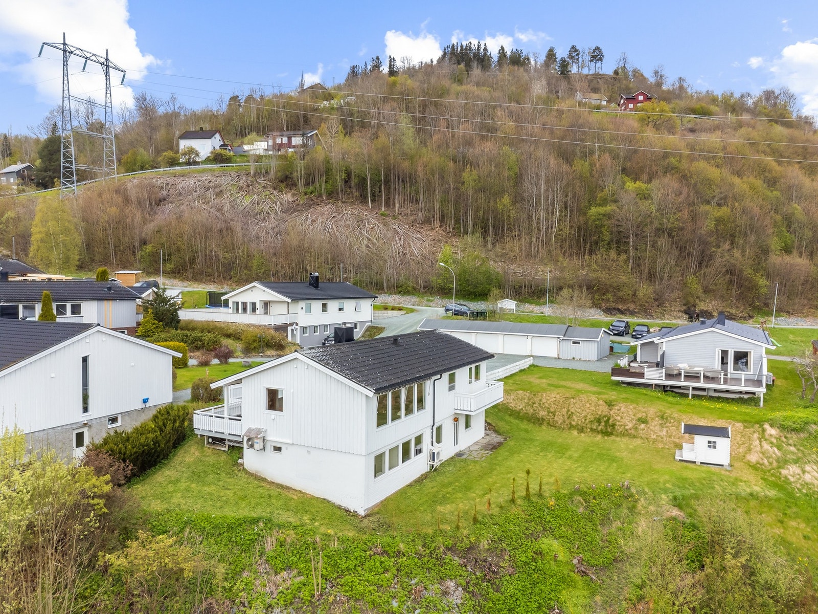Boligen ligger på et lite høydedrag med utsikt mot Melhus. Galleribilde