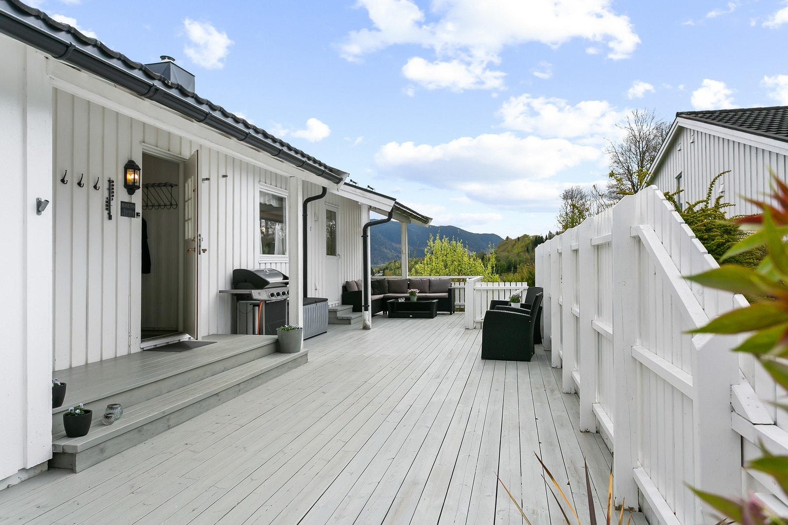 Terrassen byr på mange forskjellige møblerings muligheter. Galleribilde