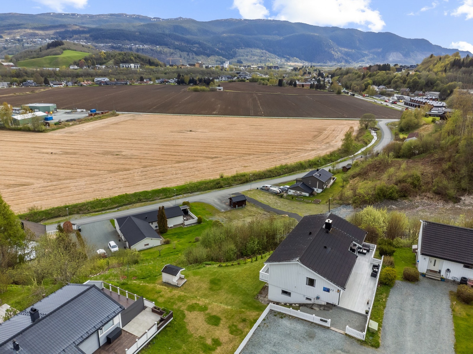 Boligen ligger i ett attraktivt bolig strøk på Melhus med kort vei til det meste av fasiliteter. Galleribilde