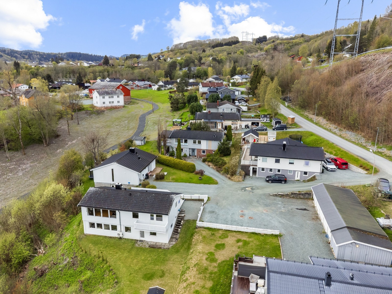 Eiendommen ligger blant annet i nærheten til gruva arena med ett bredt aktivitets alternativ samt nærhet til REMA 1000 gaula. Galleribilde
