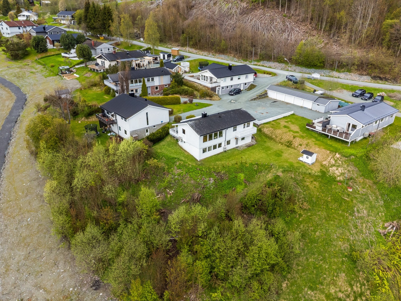 Boligen ligger på en større tomt på 1,518m². Galleribilde