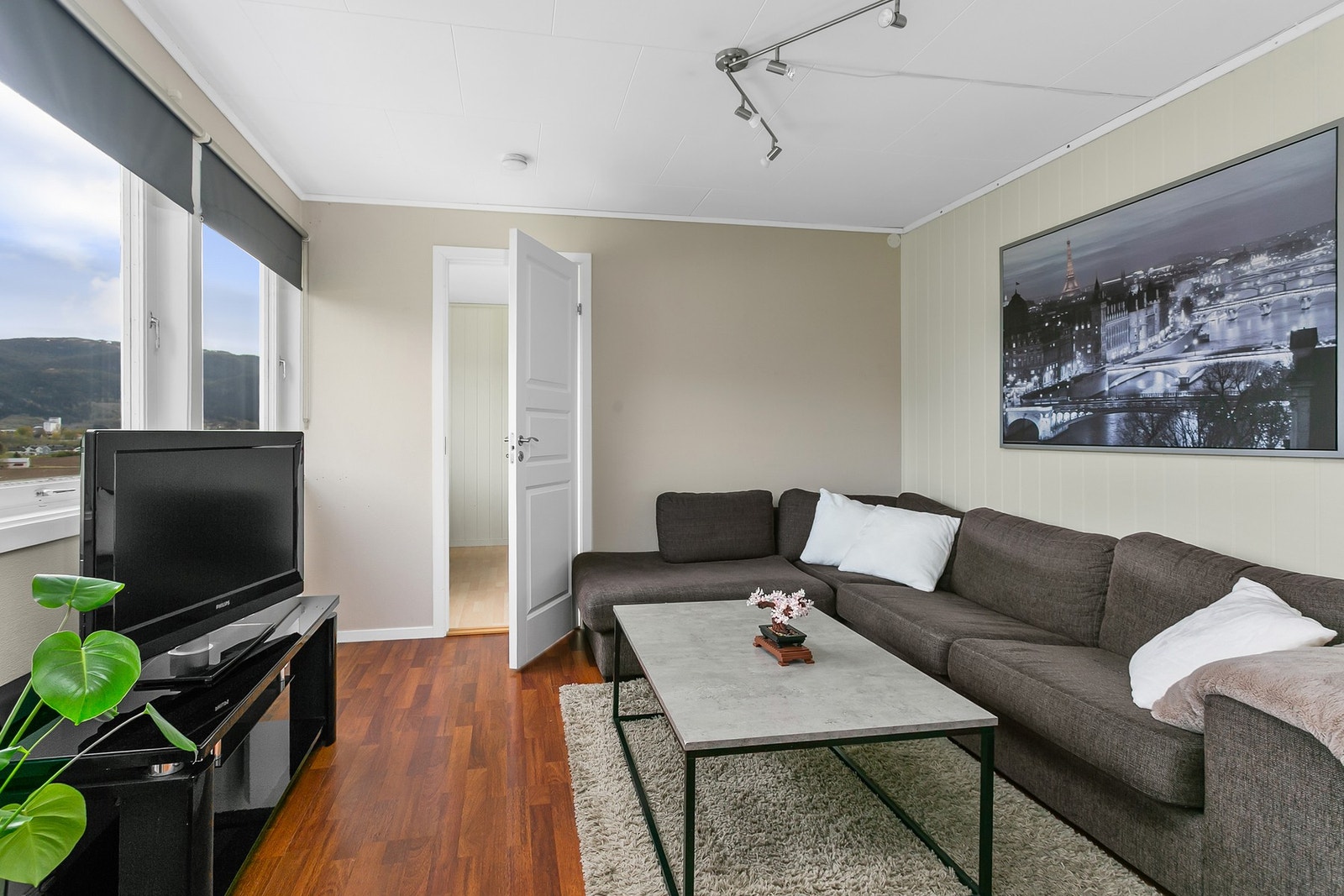 Stue/kjøkken i sokkel er på 22m². Galleribilde