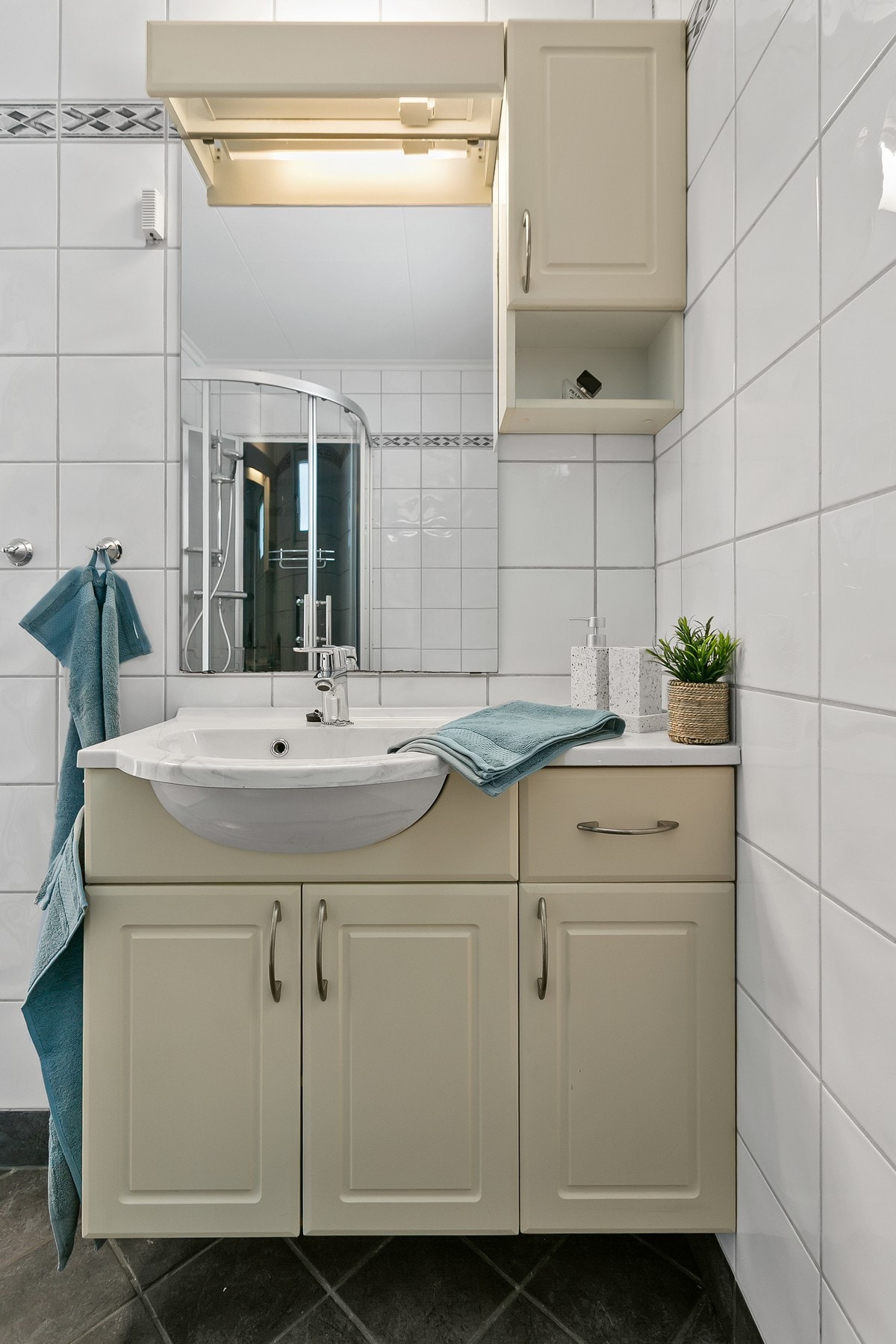 Badet har flislagte flater og gulvvarme. Galleribilde