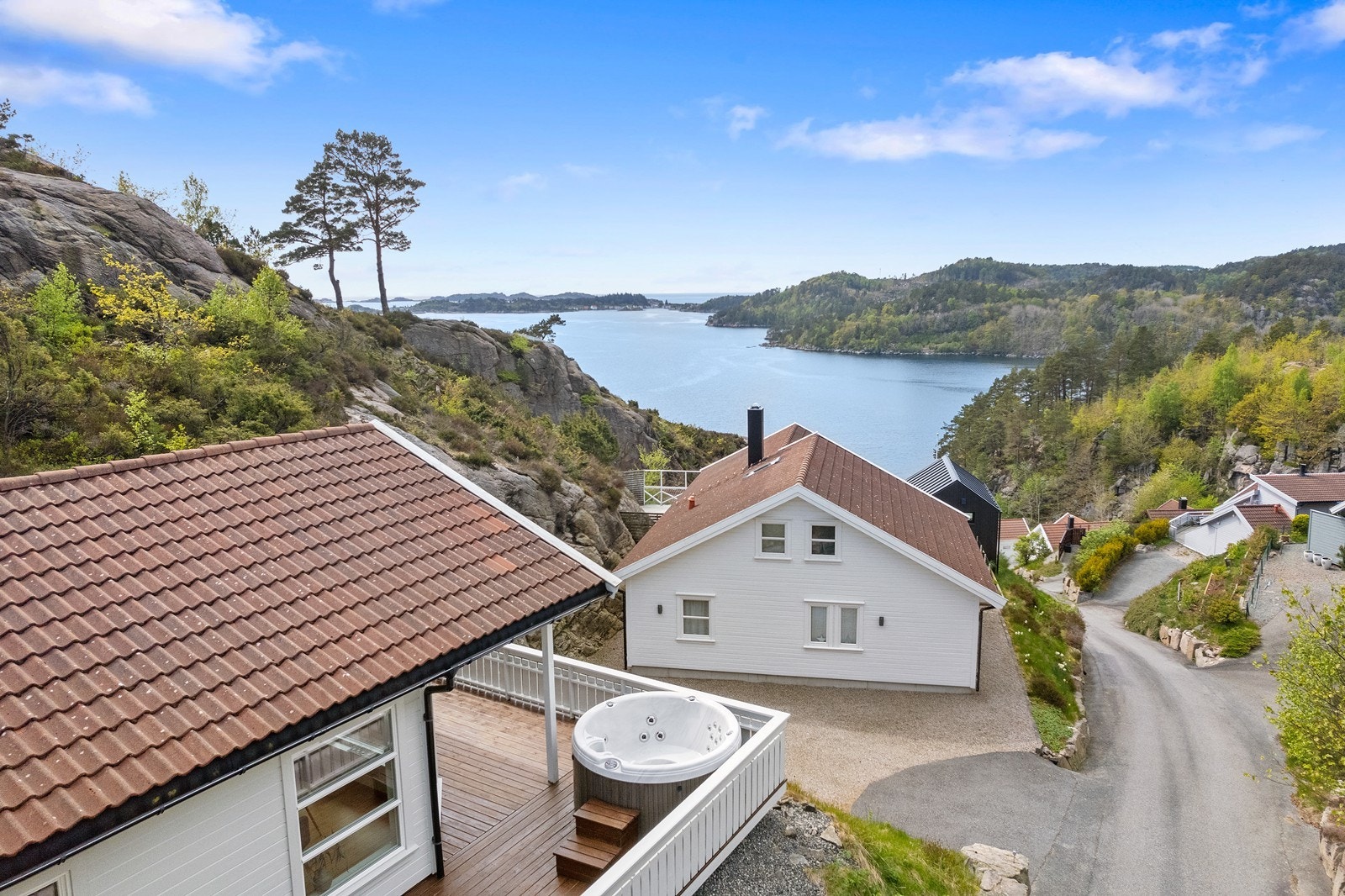 Flott hytte fra 2011 beliggende ved Furuholmen i Lindesnes. Galleribilde