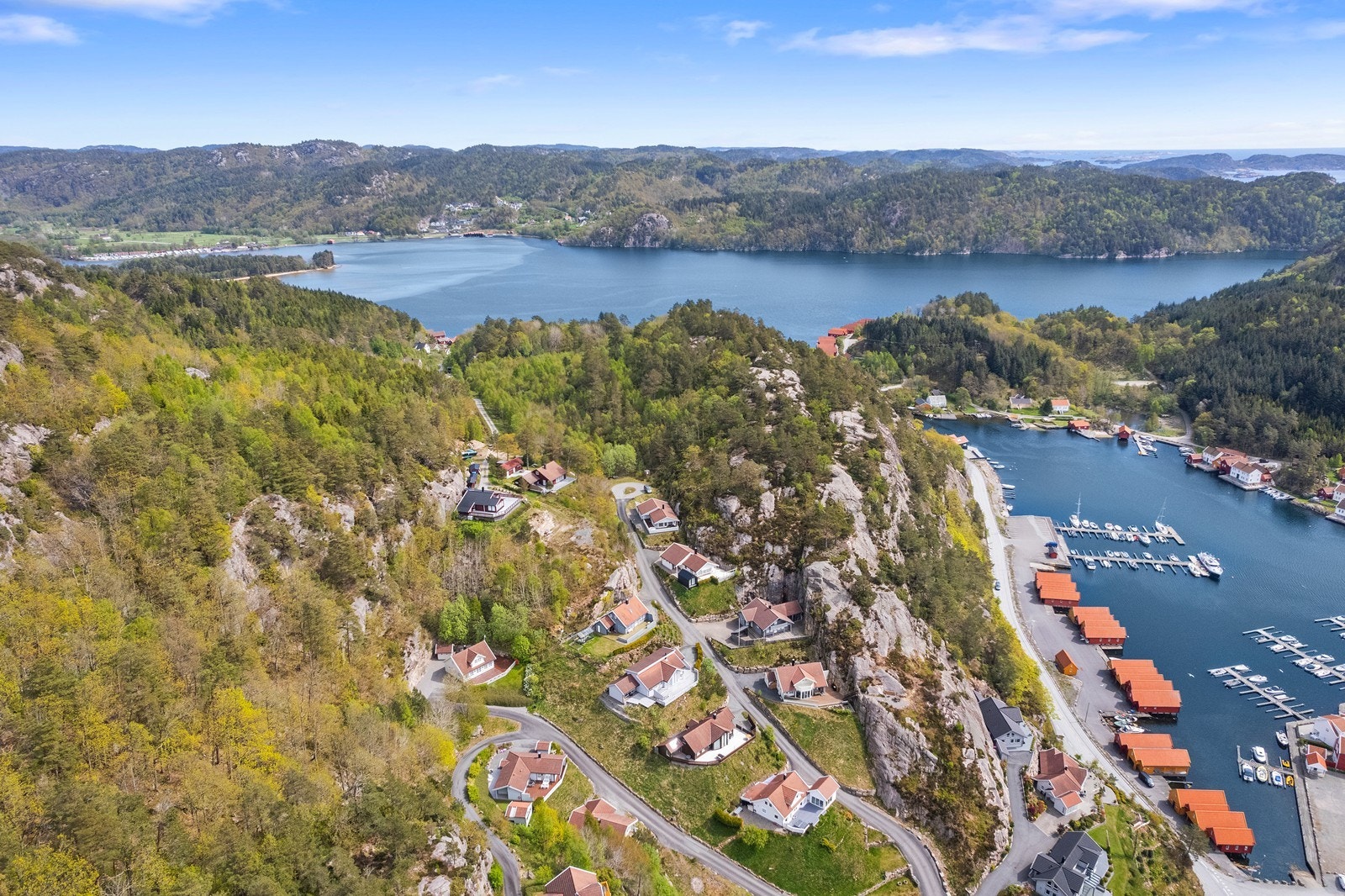 Hytten ligger høyt i terrenget og har fin utsikt fra terrassen. Galleribilde