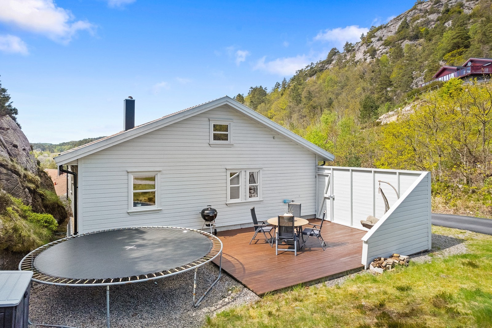 Lunt uteområde på baksiden av hytten. Galleribilde