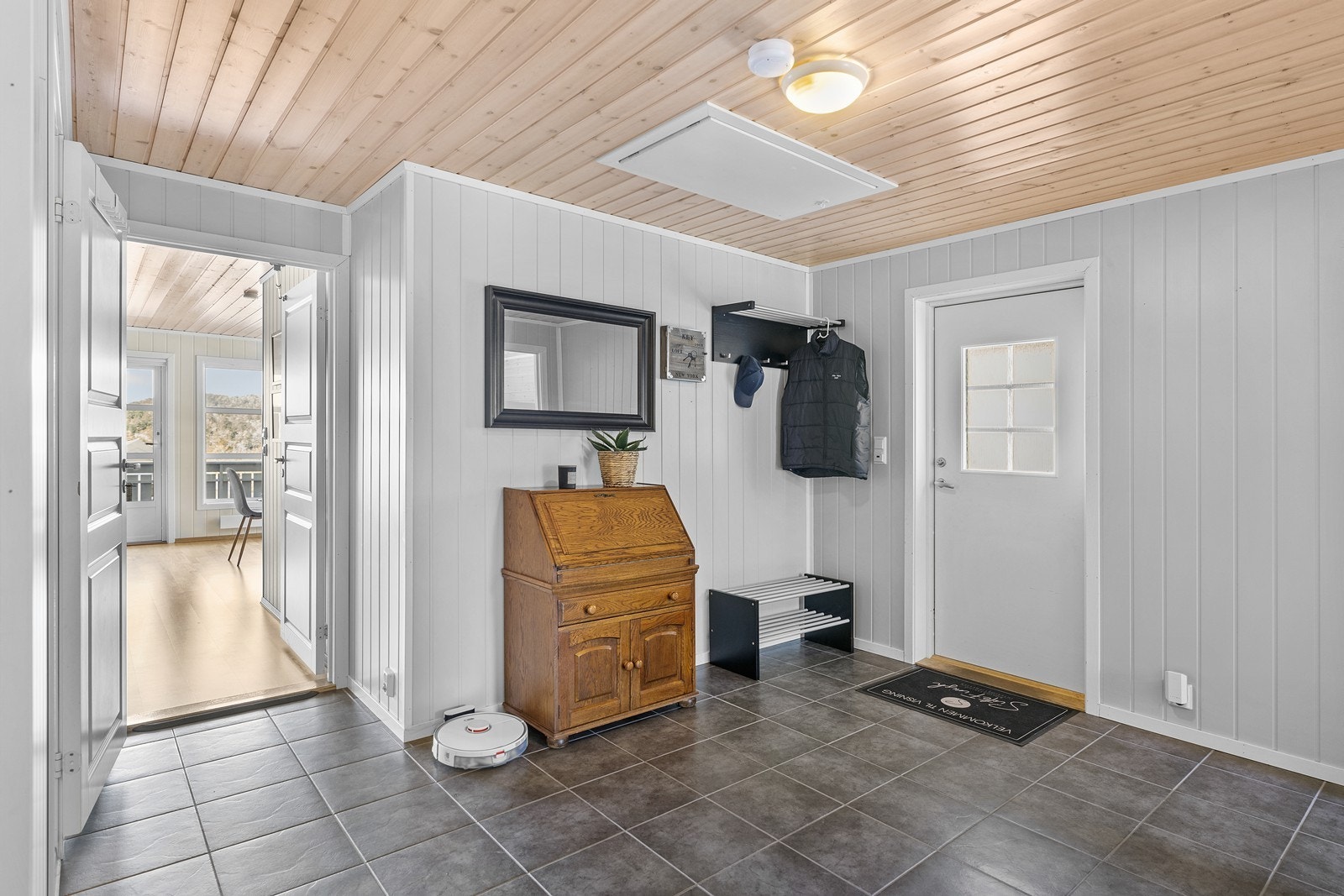 Romslig gang med fliser på gulv og varmekabler. Galleribilde