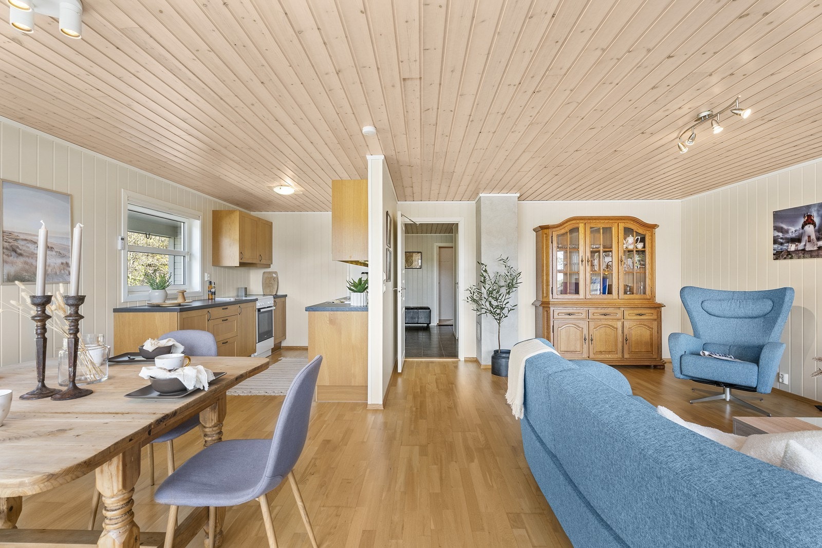 Delvis skjermet kjøkken med oppbevaring i over og underskap. Galleribilde