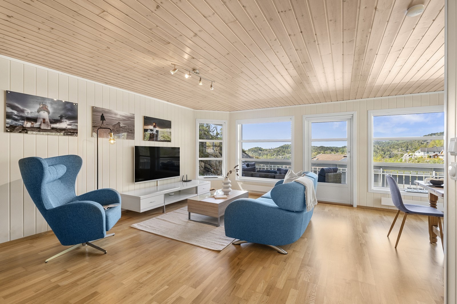 Romslig stue med store vindusflater som slipper inn mye naturlig lys. Galleribilde