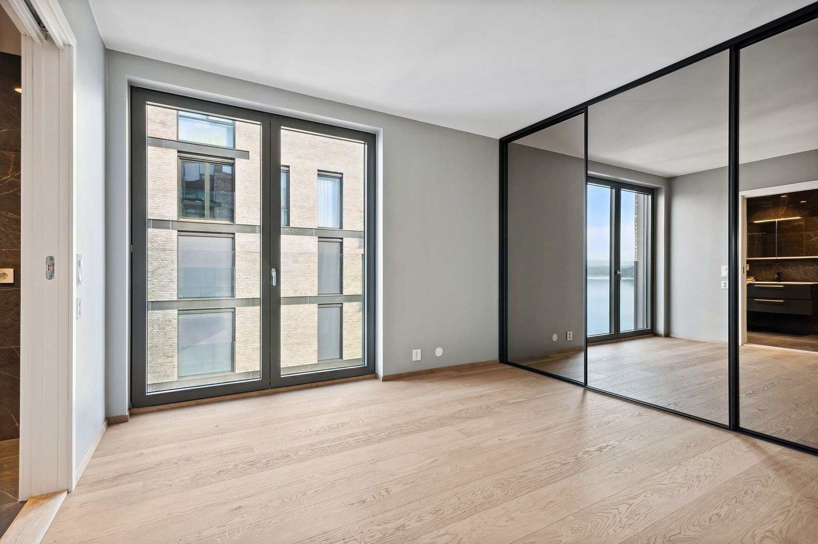 Soverom nr 2 med skyvedørsgarderobe Galleribilde