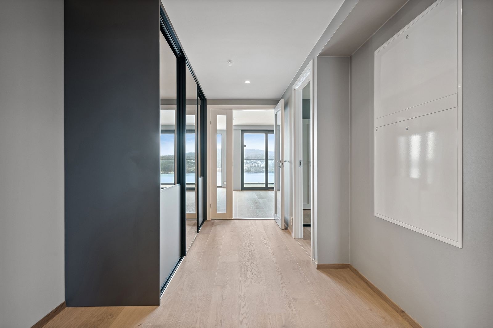 Skyvedørsgarderobe i gang Galleribilde