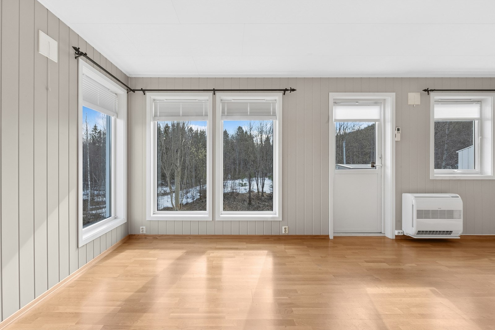 Fra stuen er det direkte utgang til leilighetens balkong. Galleribilde