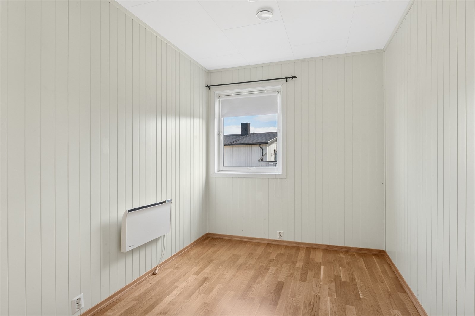 Soverom 2 har plass til seng, tilhørende nattbord og ønsket garderobeløsning. Galleribilde