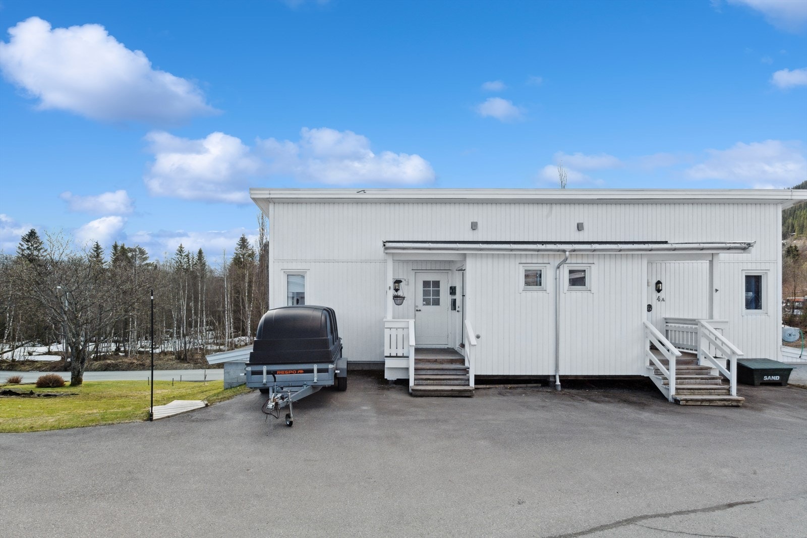 Leiligheten ligger på Båsmoen i Rana kommune, omtrent 7-8 kilometer nordvest for Mo i Rana. Dette området er ideelt for familier, med tilgang til barneskole og flere barnehager i nærheten. Galleribilde