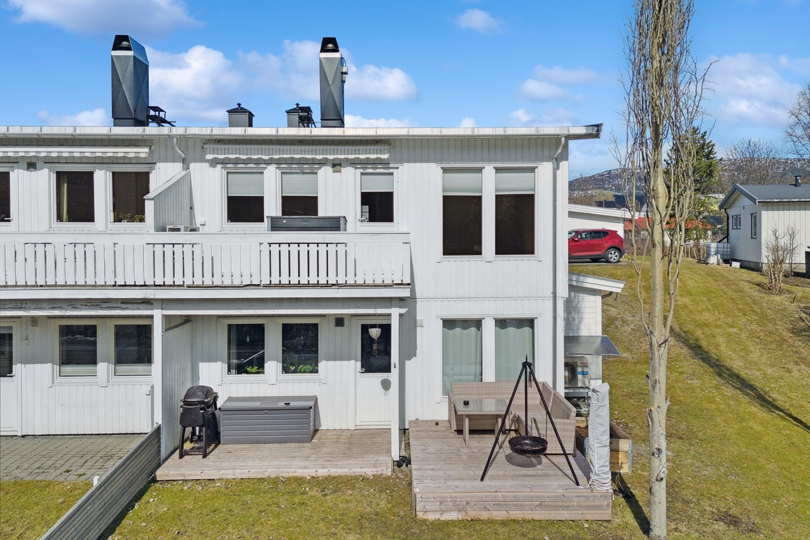 Bebyggelsen består av en andelsleilighet i en frittstående korsdelt firemannsbolig med en luftig og fin beliggenhet. Galleribilde