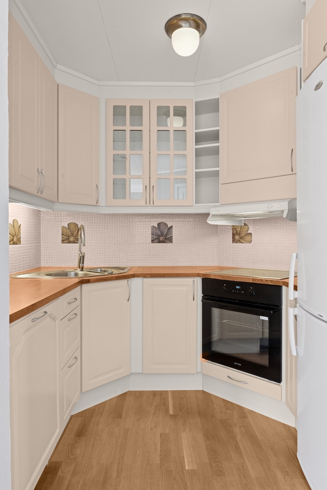 innredning med laminerte skrog med profilerte fronter, laminerte benkeplater og fliser på vegger mellom benkeplater og overskap. Galleribilde