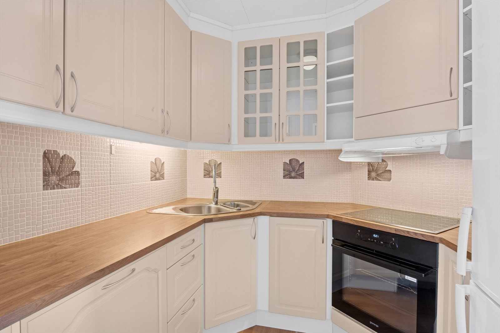 Leilighetens kjøkken har integrert oppvaskmaskin, platetopp og komfyr. Avtrekk via balansert anlegg. Galleribilde