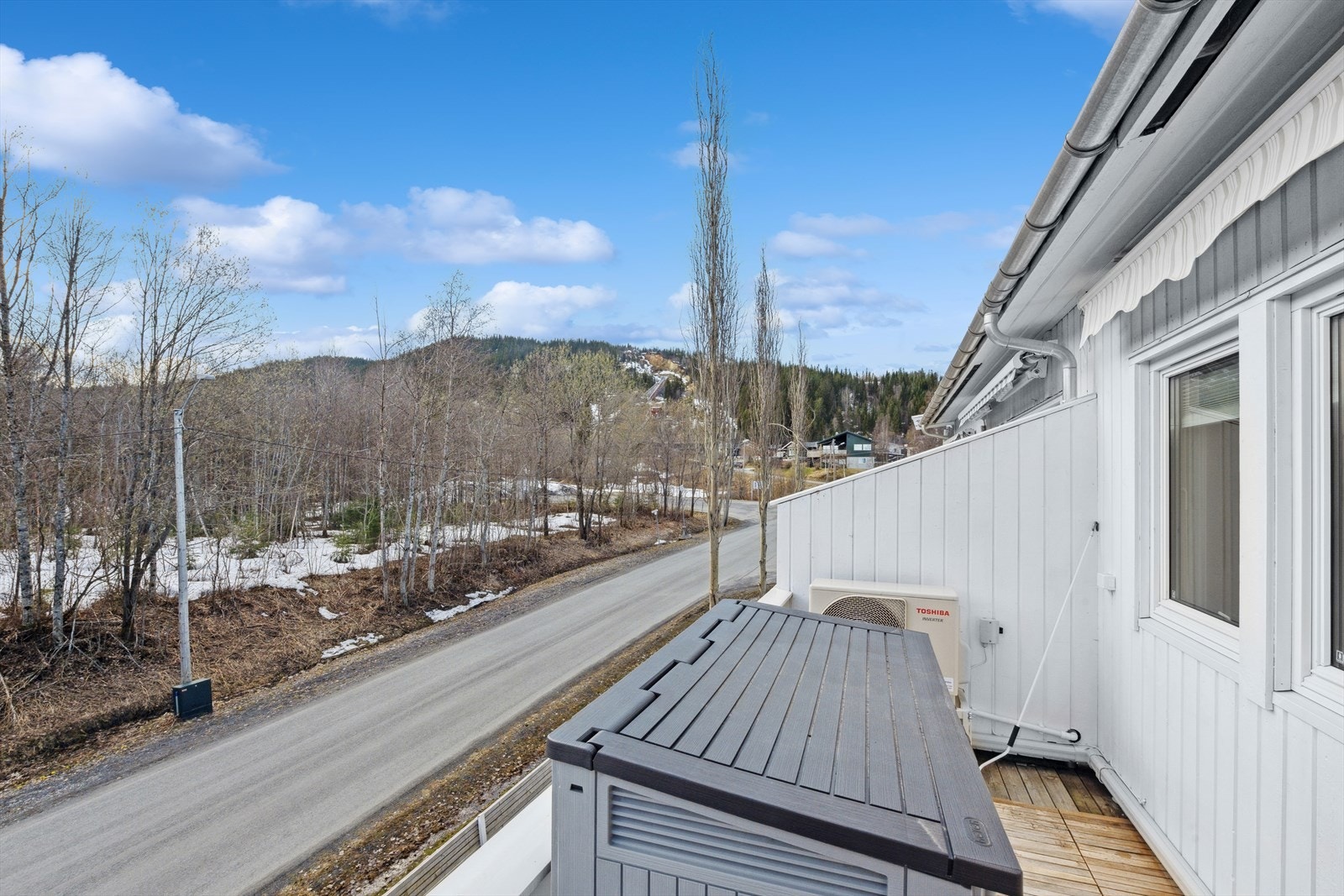 Utsikt fra balkong. Plass til sittegruppe. Galleribilde