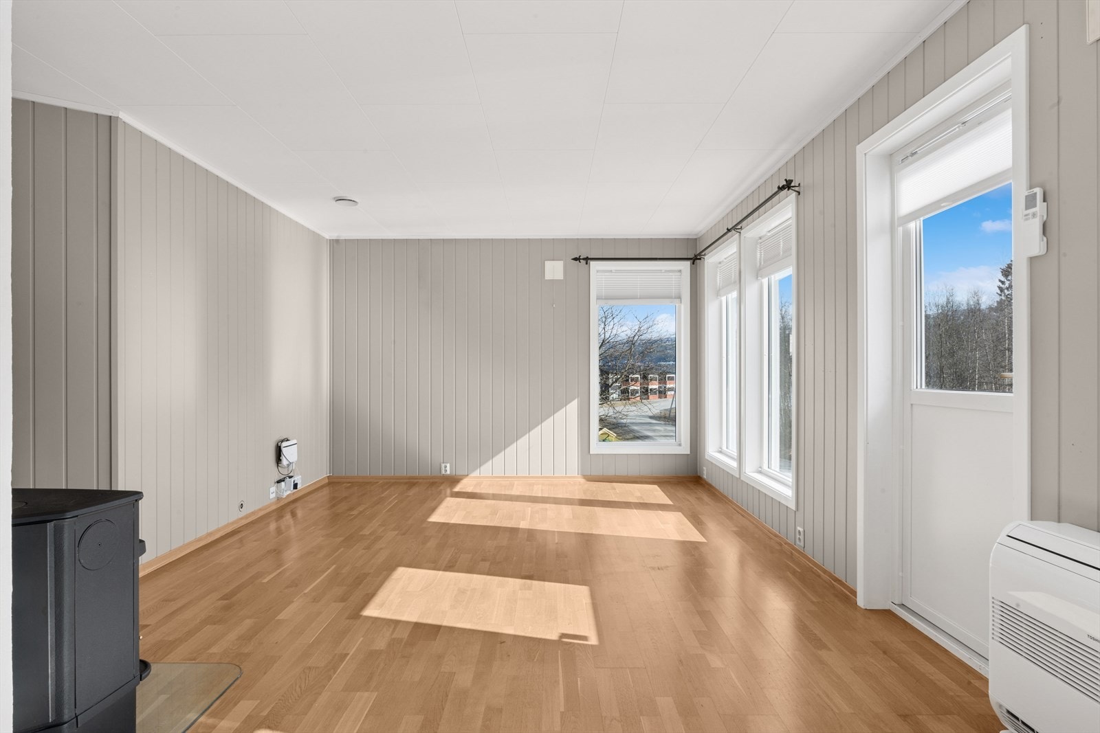 Stue/spisestue har flere store vinduer som gir godt og naturlig innlys. Galleribilde