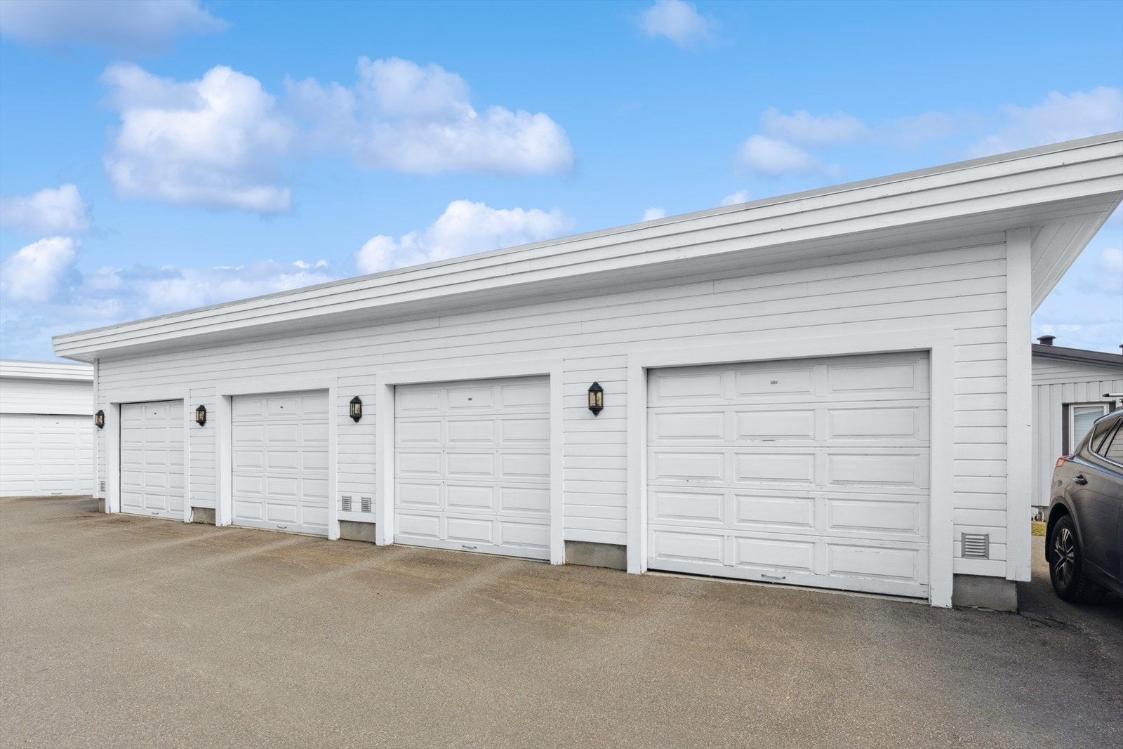 Til leiligheten hører det med garasje i felles garasjerekke. Galleribilde