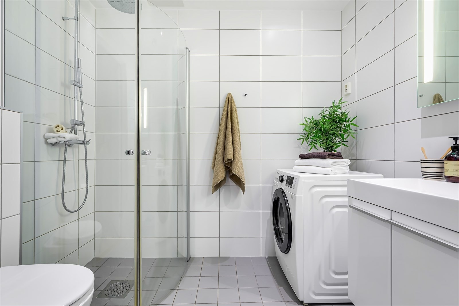 Romslig, flislagt baderom med elektriske varmekabler i gulv - Bygget nytt i 2014 Galleribilde