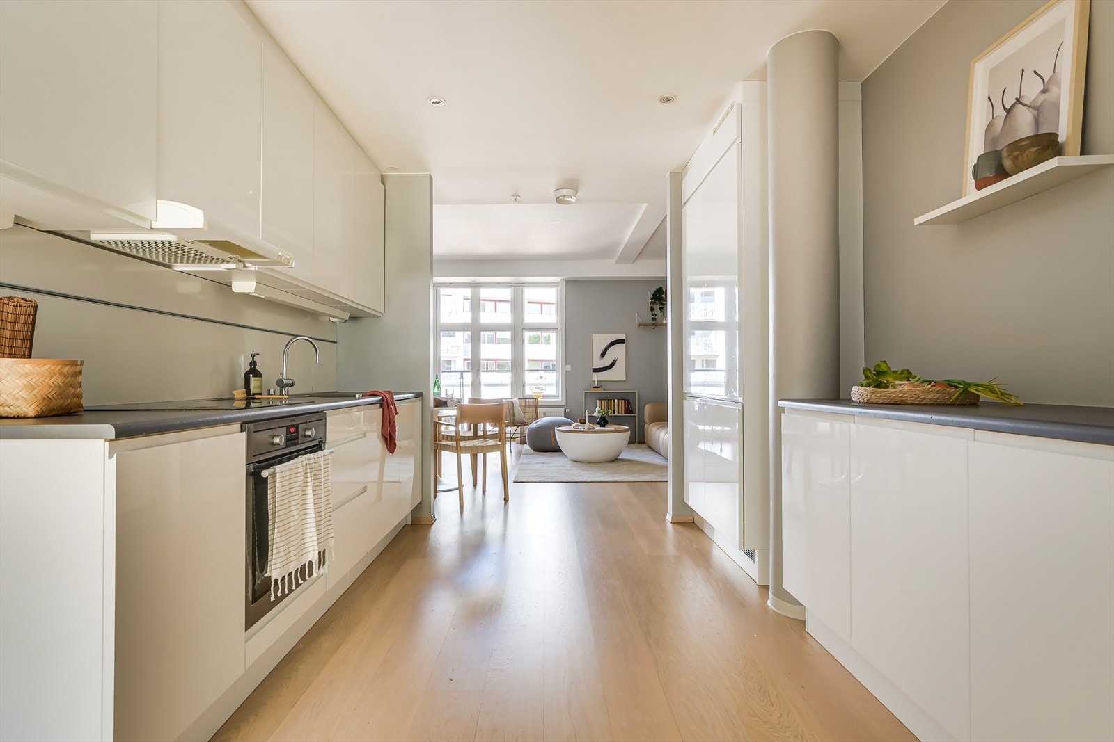 Svært innholdsrikt kjøkken med integrerte medfølgende hvitevarer - Masse skap og benkeplass Galleribilde