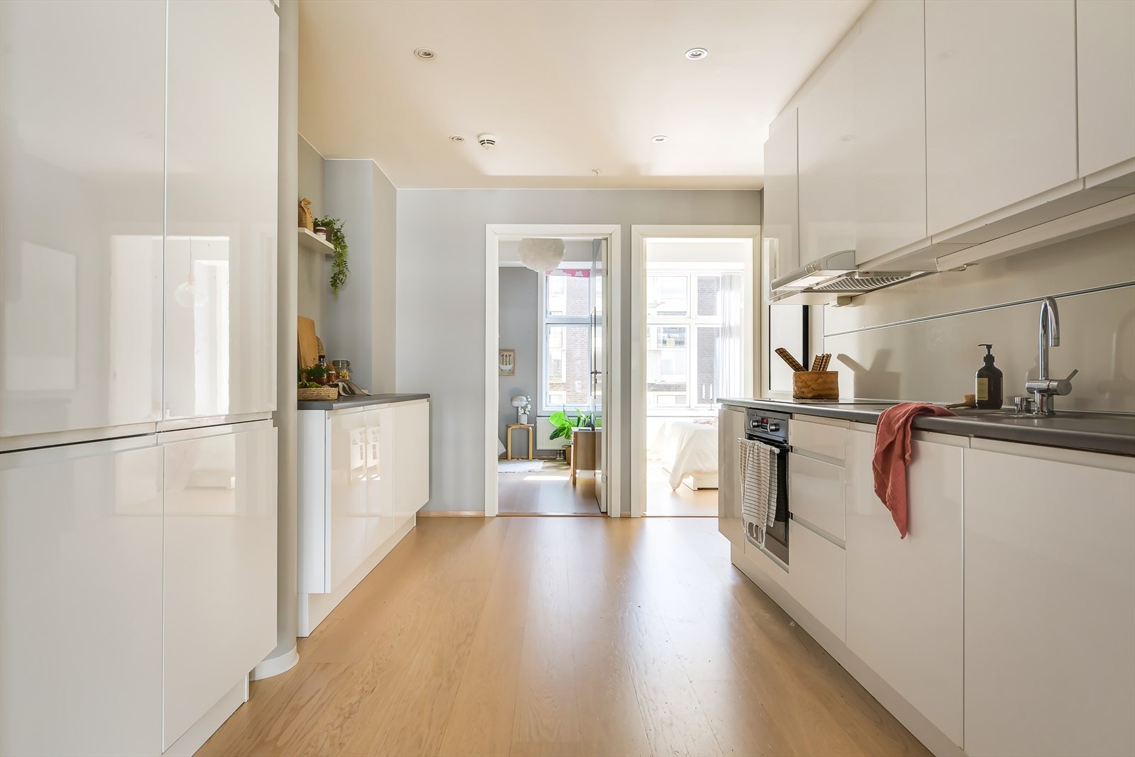 Sosial bolig med åpen kjøkkenløsning - Merk det lange strekket gjennom hele boligen Galleribilde