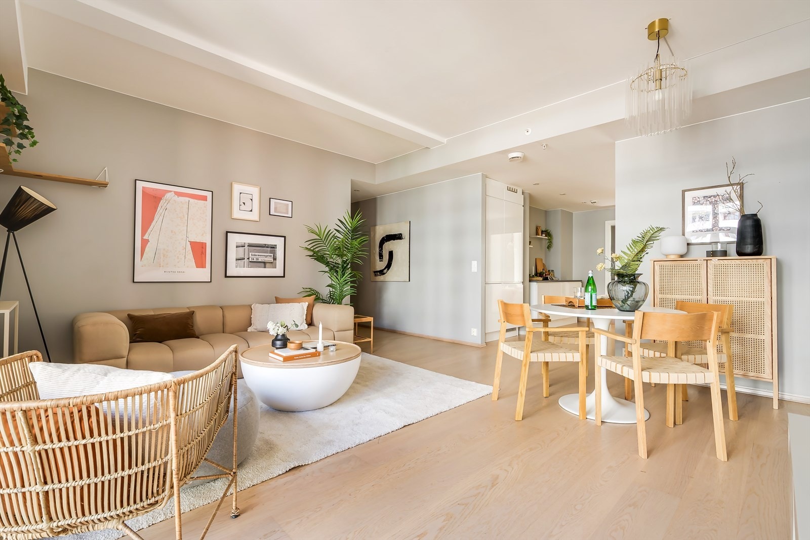 God plass til tv-del, samt spiseseksjon Galleribilde