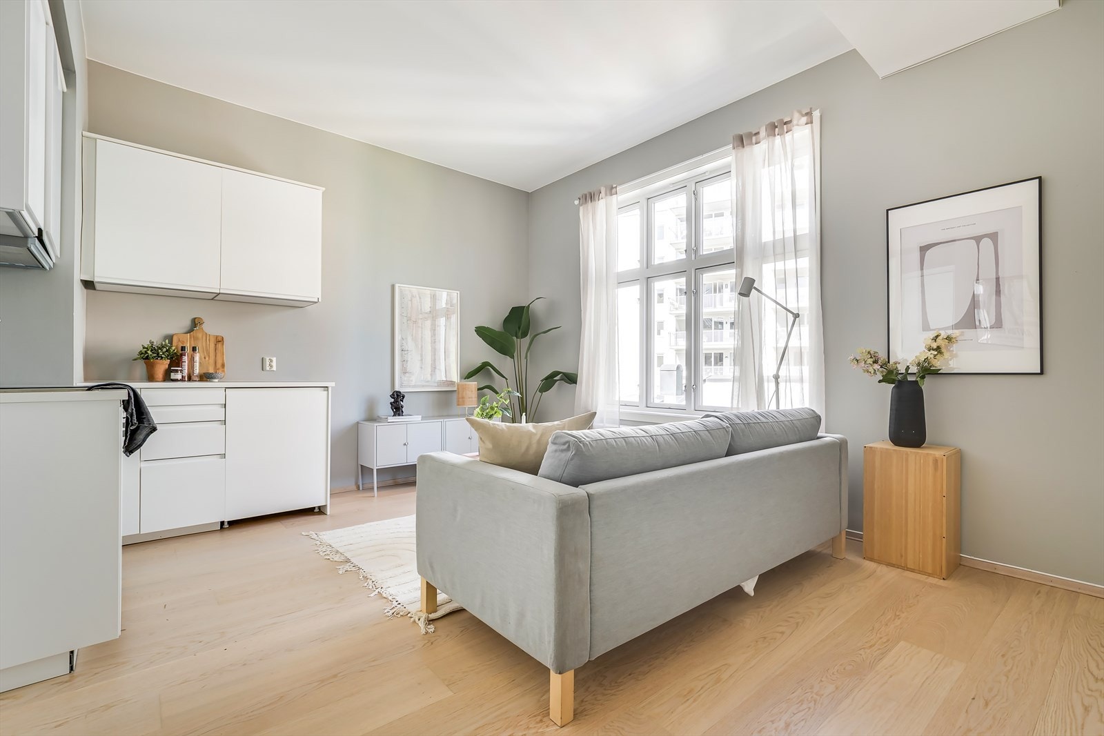 Hybeldel med mulighet for skattefri leieinntekt (estimert til ca. 10.000,-). Det er lyddører mellom hoveddel og hybel som gir svært god støydemping. Det er også lagt opp til eget calling-anlegg for denne delen Galleribilde