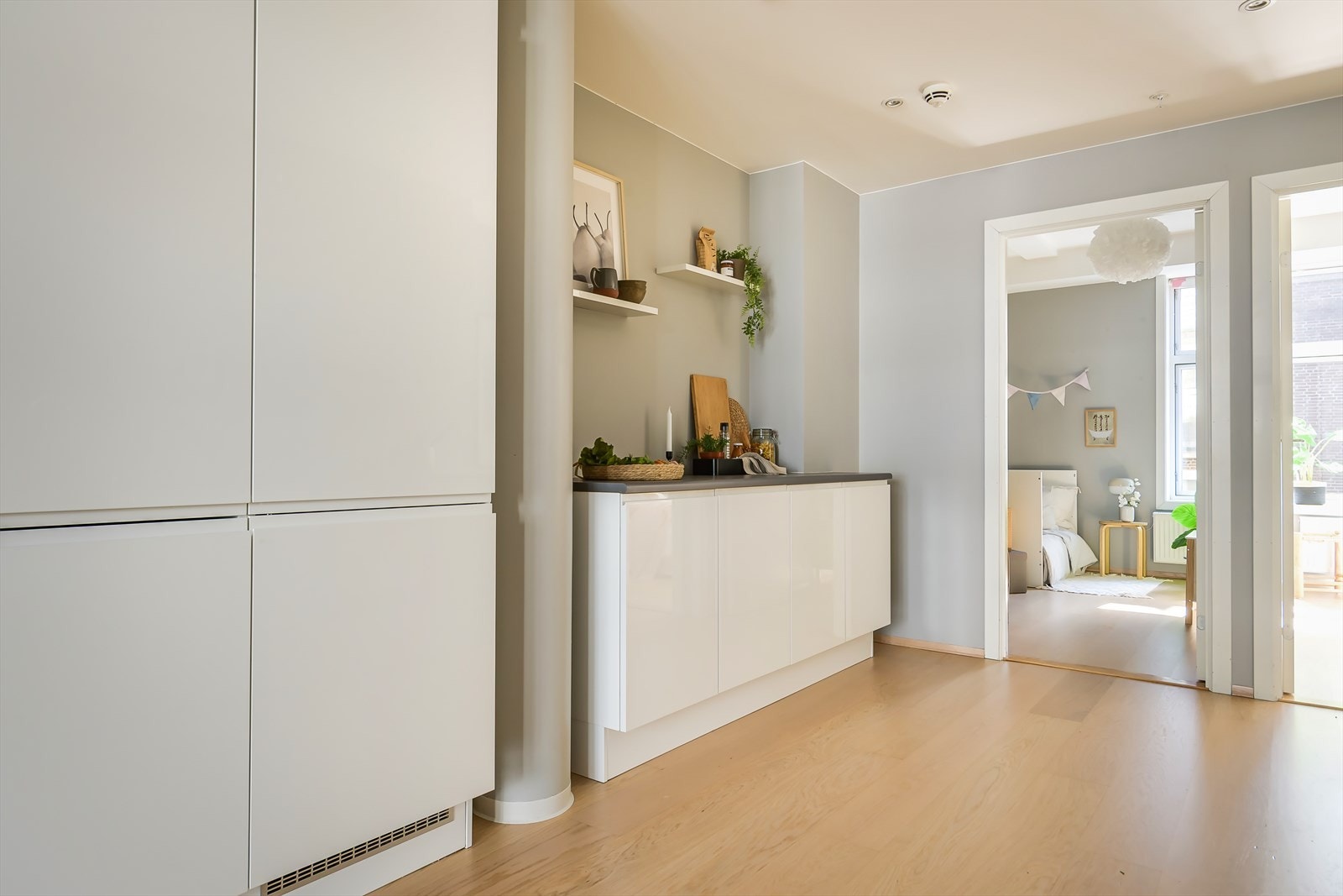 Høyskap med kjøl/frys, samt skapplass Galleribilde