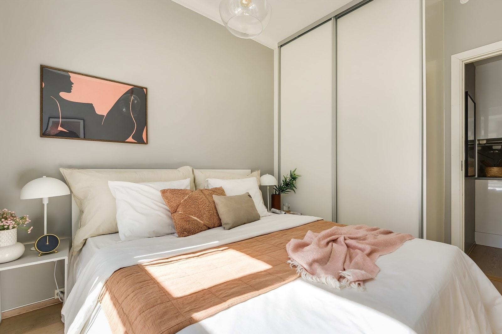 God plass til dobbeltseng, garderobe og nattbord Galleribilde