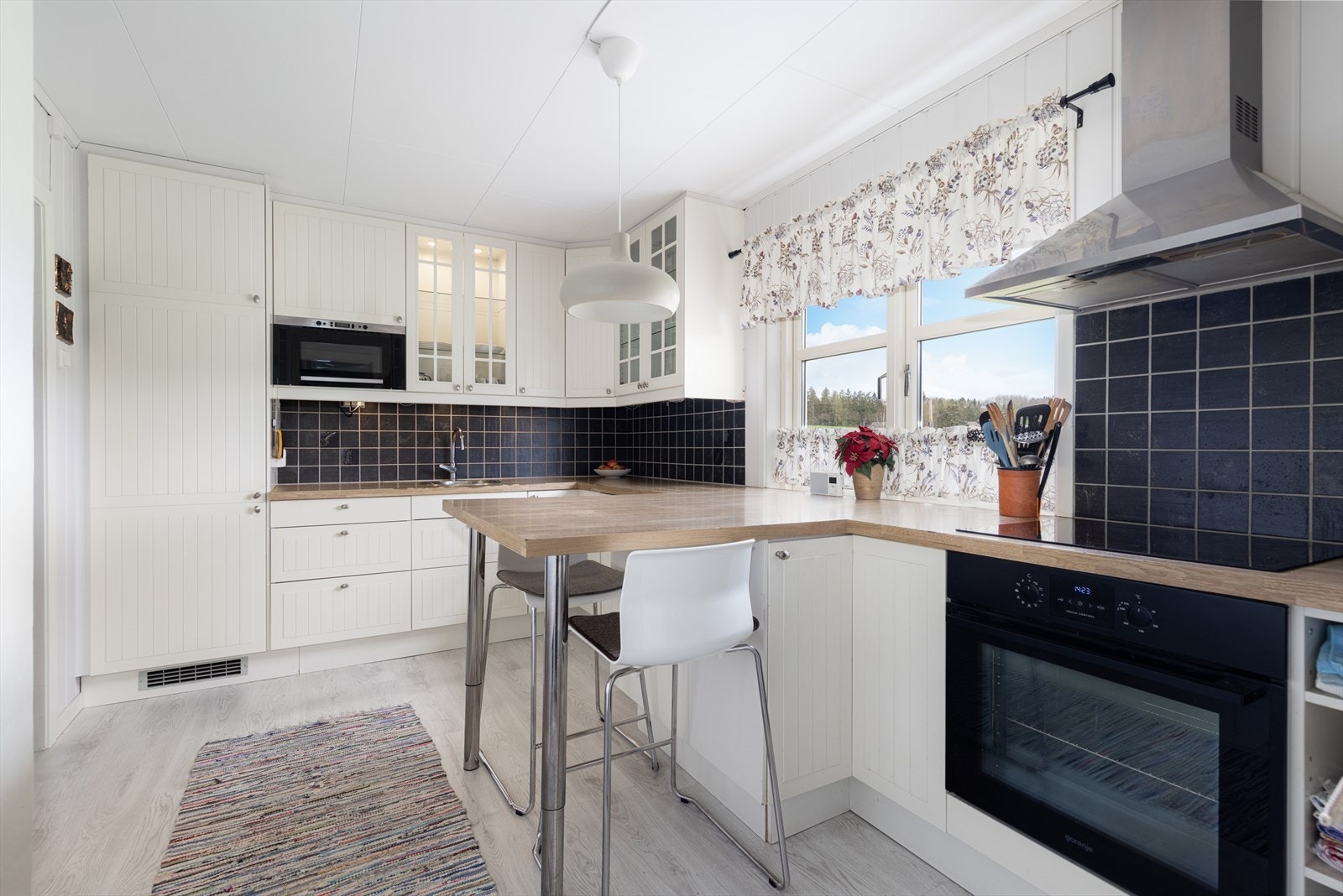 Hvitevarer er integrert oppvaskmaskin, kjøleskap, mikrobølgeovn, stekeovn samt nedfelt induksjon koketopp. Det er ventilator over stekesonen med avtrekk ut. Det medfølger et ekstra sett med benkeplater til kjøkken. Galleribilde