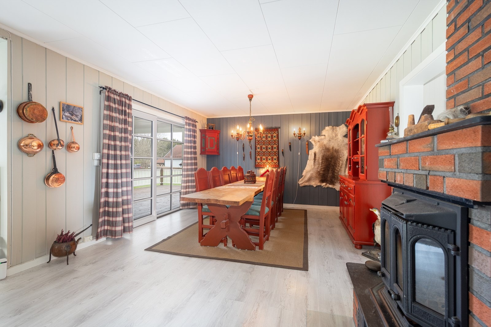 Det er i tillegg varmepumpe i stuen som gir en jevn temperatur til boligen, hvor eier informerer om at siste service er foretatt i 2024. Galleribilde